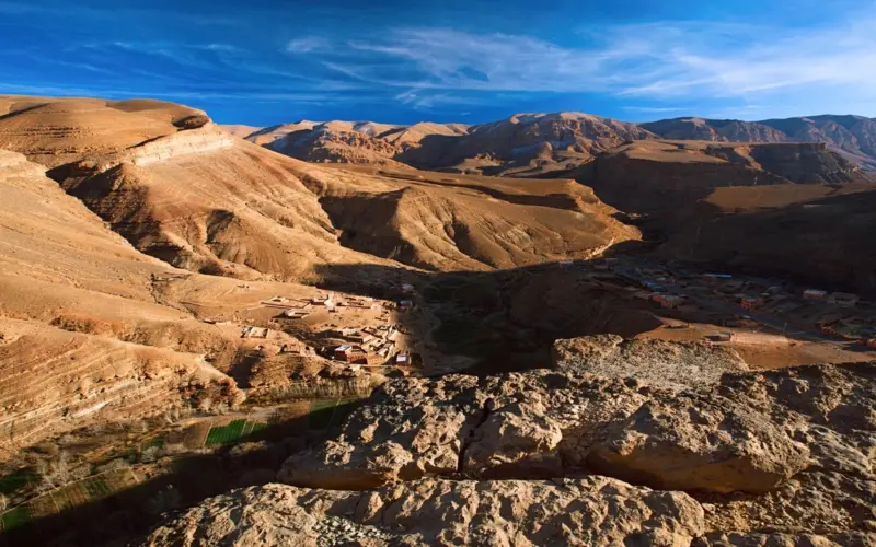 باحثون دوليون يكتشفون “بصمات” حياة ميكروبية نادرة في ترسبات وادي دادس نواحي تنغير