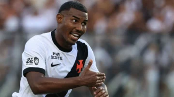 بوروسيا دورتموند وباير ليفركوزن يتنافسان للظفر بخدمات نجم الدوري الإنجليزي الممتاز البرازيلي