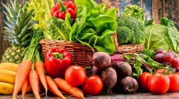 تباين أسعار الخضروات والفاكهة في أسواق البحيرة مع وصول التفاح لـ 80 جنيهاً