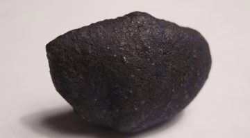 تحذير مشترك من وكالة ناسا والصين حول احتمال اصطدام نيزك بسطح القمر