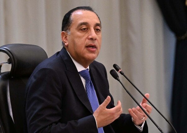 رئيس الوزراء يتفقد سير العمل داخل سوق العبور في جولة ميدانية موسعة