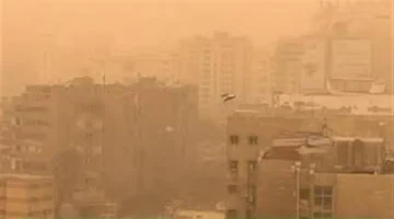 رياح محملة بالغبار تضرب البلاد وتتسبب في انخفاض مستوى الرؤية الأفقية