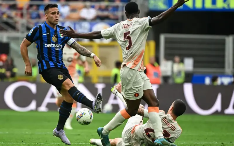 صراع ثلاثي بين برشلونة وليفربول ومانشستر يونايتد للتعاقد مع المدافع الملقب بالصخرة