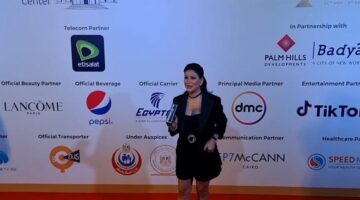 طبيبة نفسية تحسم حيرة آمنة بشأن فكرة الإنجاب في مسلسل اللون الأزرق