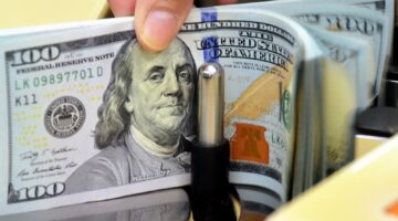 قفزة مفاجئة في سعر الصرف المركزي وتواصل صعود الدولار الأمريكي أمام العملة