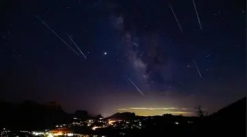 كرات نارية هائلة تضرب سماء الولايات المتحدة.. ماذا يحدث؟