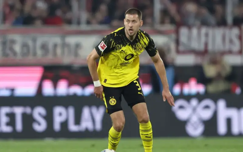 مانشستر يونايتد وأتلتيكو مدريد يتصارعان على مدافع بوروسيا دورتموند