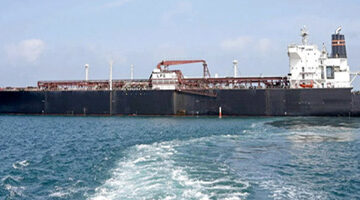 ناقلات النفط تستأنف رحلاتها عبر مياه مضيق هرمز الدولي ببطء تدريجي