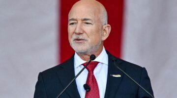 هل ينجح جيف بيزوس في مهمة صائد الكويكبات لإنقاذ كوكب الأرض؟