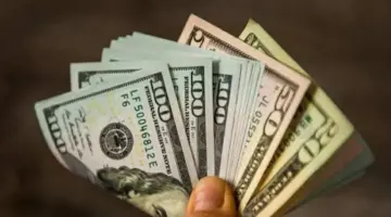 يصعد الدولار الأمريكي مقابل اليورو والجنيه الإسترليني.