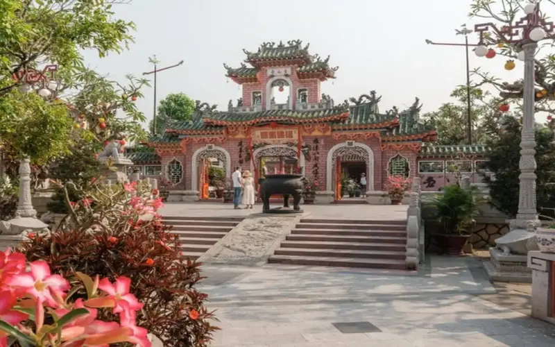 36 ساعة من استكشاف هوي آن بالطريقة التي أوصت بها صحيفة نيويورك تايمز الأمريكية.