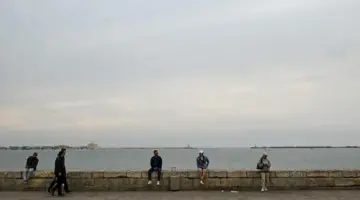 «الأرصاد» تُحذّر من تخفيف الملابس رغم ارتفاع الحرارة وتكاثر السحب في 14 محافظة | عاجل