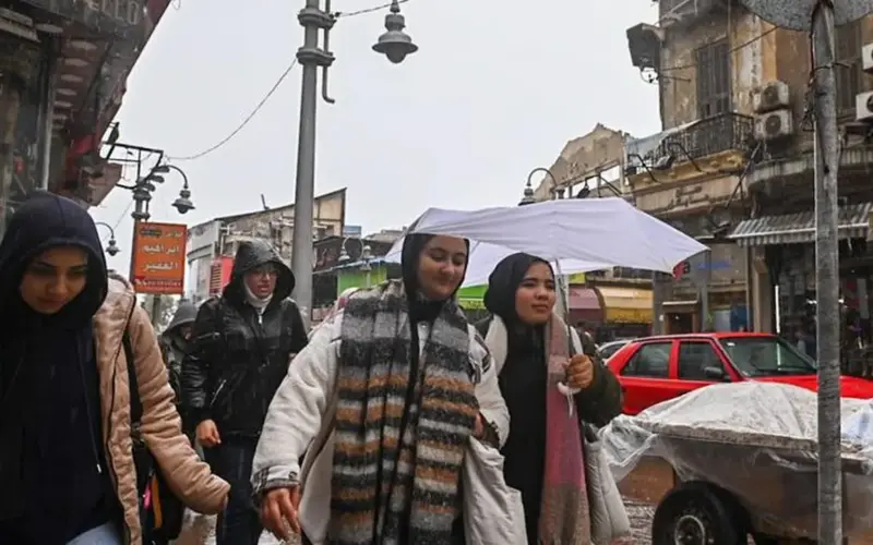 «الجو هيقلب».. مخالب «منخفض الربيع» تداهم المحافظات وأمطار غزيرة تكتسح القاهرة