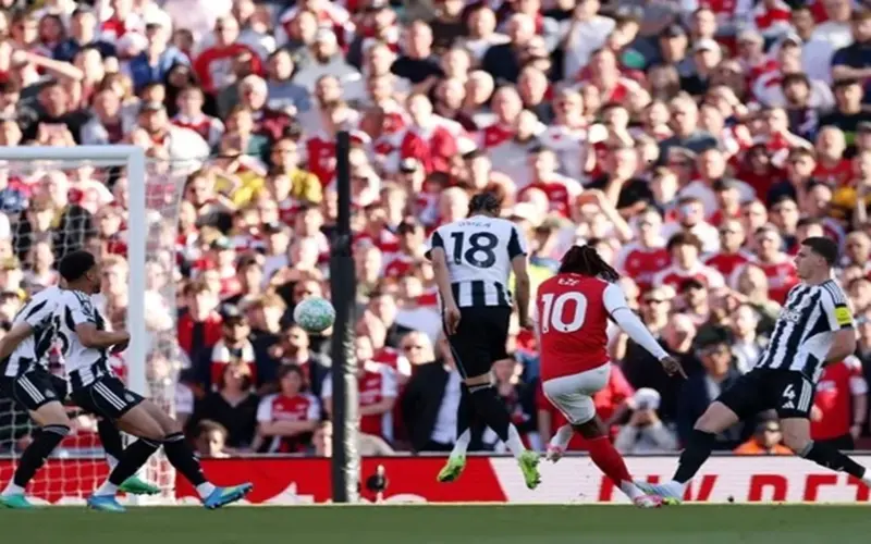 أرسنال أسياد الركنيات في البريميرليج