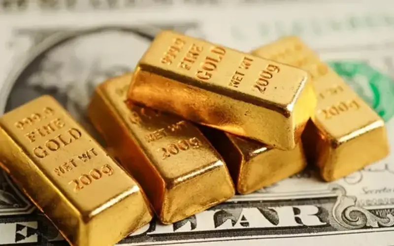 أسعار الذهب تنخفض عالميًا 2% والفضة تتراجع 3.2% بسبب تصاعد التوترات