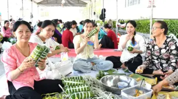 أقيمت مسابقة نشطة لصنع كعكات الخمير التقليدية للاحتفال برأس السنة الجديدة تشول تشنام ثماي.