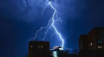 الأرصاد الجوية تحذر من صواعق البرق وتكشف موعد ارتفاع درجات الحرارة