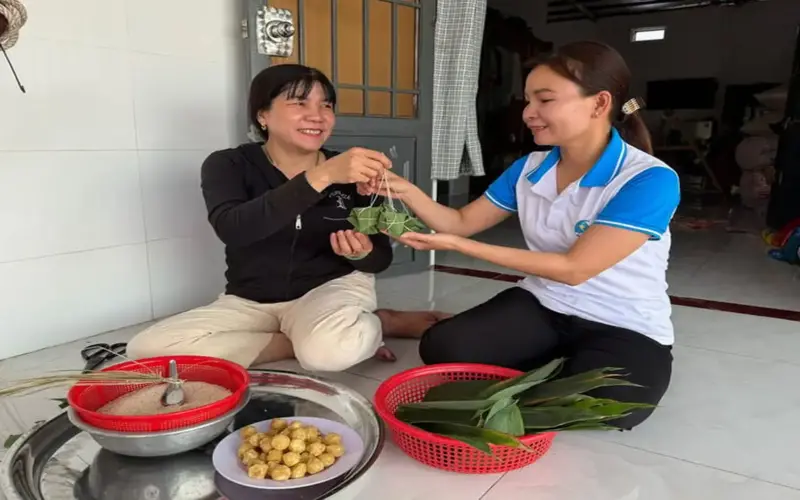 الحفاظ على الحرفة التقليدية لصناعة زلابية الأرز الدبق باستخدام الماء القلوي.