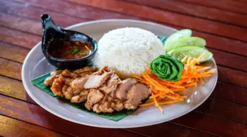 الدجاج والأرز.. وجبة رائجة بفوائد متعددة ومخاطر عند الإفراط