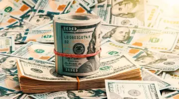 الدولار يتكبد أكبر خسارة أسبوعية منذ يناير وسط تفاؤل بوقف إطلاق النار.. والعملات العالمية تنتعش