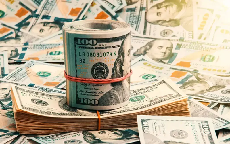 الدولار يتكبد أكبر خسارة أسبوعية منذ يناير وسط تفاؤل بوقف إطلاق النار.. والعملات العالمية تنتعش