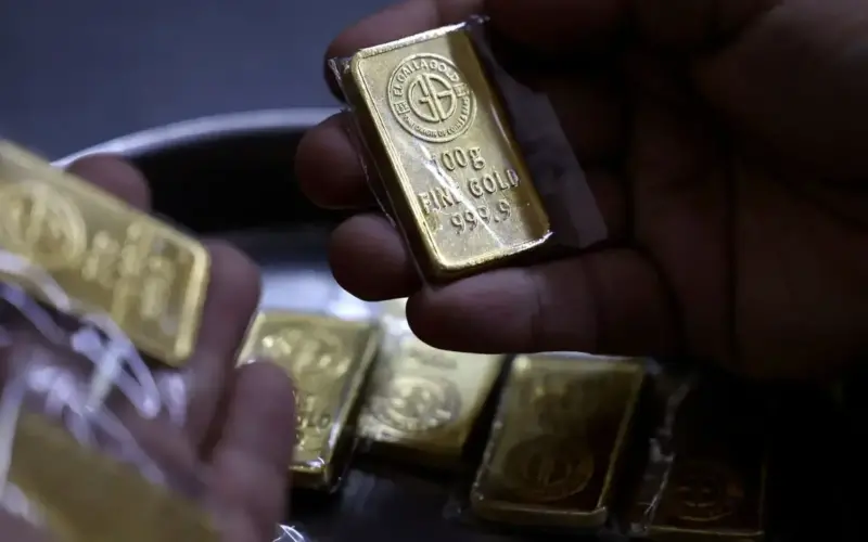 الذهب يتعرض لضربة من قوة الدولار وإغلاق مضيق هرمز