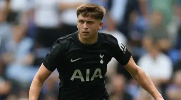 اللاعب الشاب الموهوب في توتنهام، مايكي مور، يكشف عن أزمة صحية أبقته طريح الفراش لمدة ستة أسابيع.