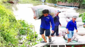 المهمة الصعبة المتمثلة في حمل أكياس الأرز مقابل أجر.