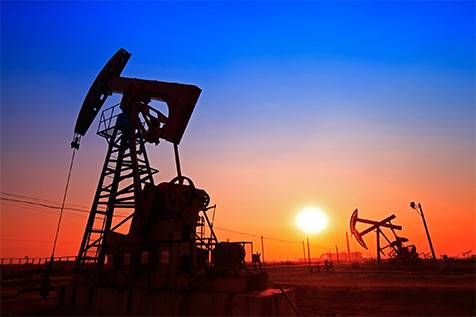 النفط يصعد مجددًا مع هشاشة الهدنة ومخاوف مضيق هرمز