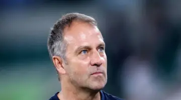 برشلونة يشعل ملف فليك.. صراع التريث والطموح على عقد المدرب الألماني