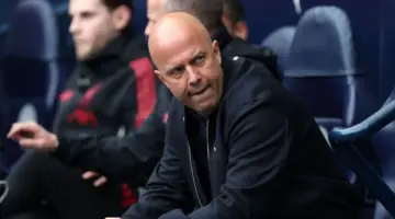 تلمح وسائل الإعلام البريطانية لتطور مقلق للغاية بالنسبة لأرني سلوت في ليفربول: «بعض اللاعبين…»