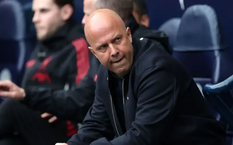 تلمح وسائل الإعلام البريطانية لتطور مقلق للغاية بالنسبة لأرني سلوت في ليفربول: «بعض اللاعبين…»