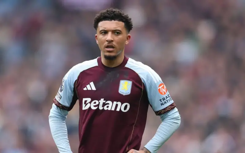 جادون سانشو سيغيب عن سلسلة مباريات أستون فيلا الحاسمة عقب تعرضه لإصابة غير متوقعة في مباراة ودية.