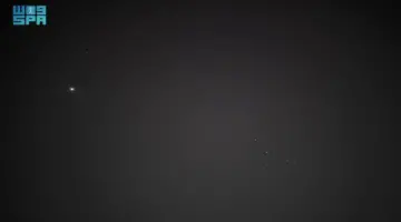 جريدة الرياض | اقتران ظاهري بين “الثريا” و”الزهرة” يُجمّل سماء الحدود الشمالية