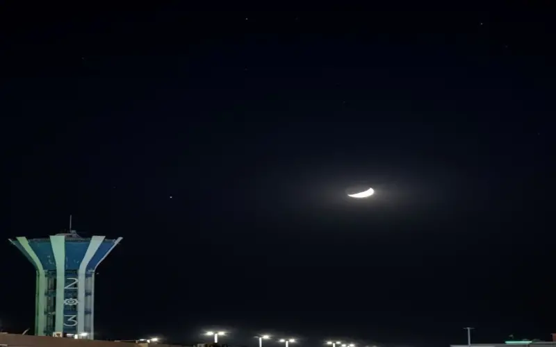 جريدة الرياض | القمر يقترن بكوكب المشتري ويُجمّل سماء المملكة