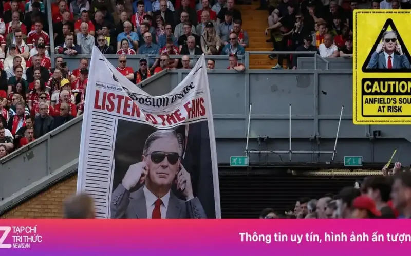 جماهير ليفربول تتظاهر ضد مالك النادي.