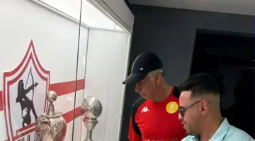 حازم إمام يرافق نجم جنوب أفريقيا السابق في جولة داخل نادي الزمالك