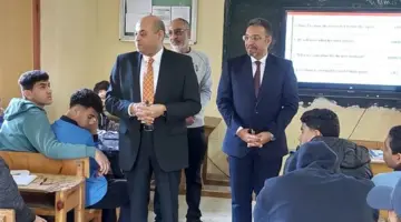 خلال زيارة لإحدى مدارس المنصورة، وكيل وزارة التعليم بالدقهلية: الالتزام بالخطة الزمنية للمناهج