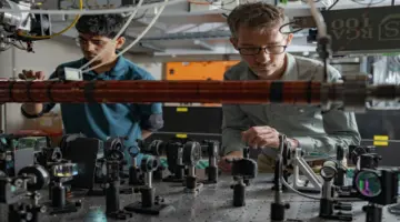 ذرة تتواجد في مكانين في الوقت ذاته.. تجربة أسترالية تهز الفيزياء | علوم