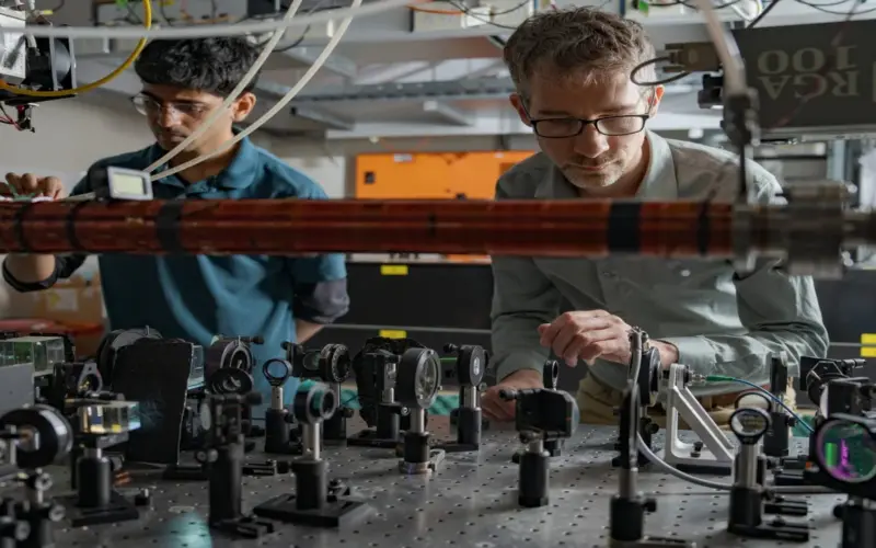 ذرة تتواجد في مكانين في الوقت ذاته.. تجربة أسترالية تهز الفيزياء | علوم