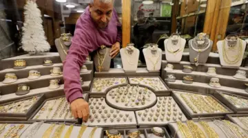 رؤيا الإخباري | تفاوت أسعار الذهب في الأسواق المصرية وعيار 21 يسجل 7,040 جنيها للبيع