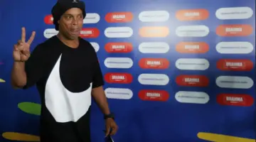 رونالدينيو يسرد كواليس مباراة منتصف الليل الاستثنائية.. ويختار ثنائيّه المفضّل في برشلونة