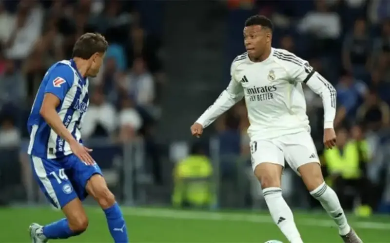 ريال مدريد يتجاوز ألافيس بثنائية ويقلص الفارق مع برشلونة على صدارة الدوري الإسباني