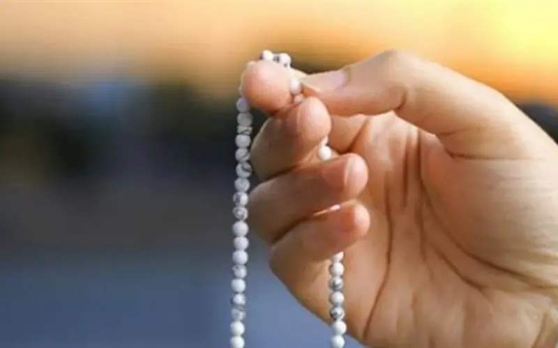 زاد المسلم اليومي: دليل الأذكار النبوية الصحيحة من الفجر وحتى الشروق