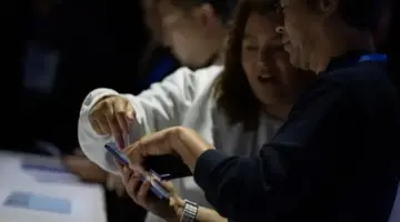 “سامسونغ” تقر بوجود مشكلة في دعم “AirDrop” بهواتف غالاكسي