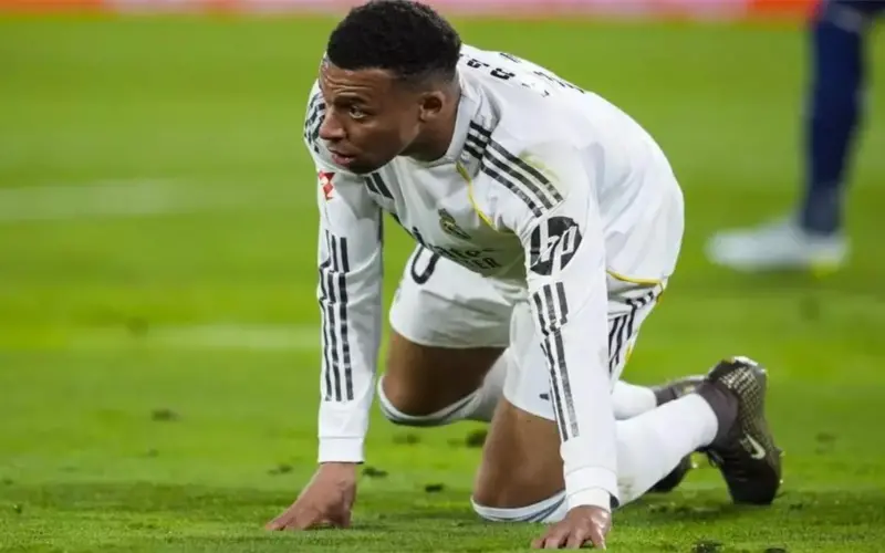 سبورت: ريال مدريد يفلت من أزمته بـ”التحكيم”.. وأرقام مبابي تفضح الواقع