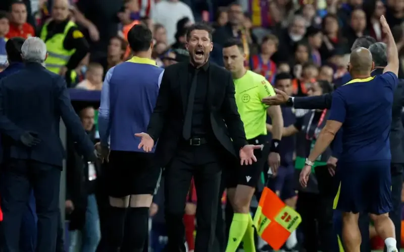 سيميوني: لا فائدة من مناقشة ما حدث أمام برشلونة.. ولاعبنا يستحق الطرد