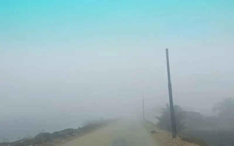 شبورة كثيفة تؤدي لانخفاض مستوى الرؤية.. المناطق المتأثرة بها وإرشادات لتجنبها