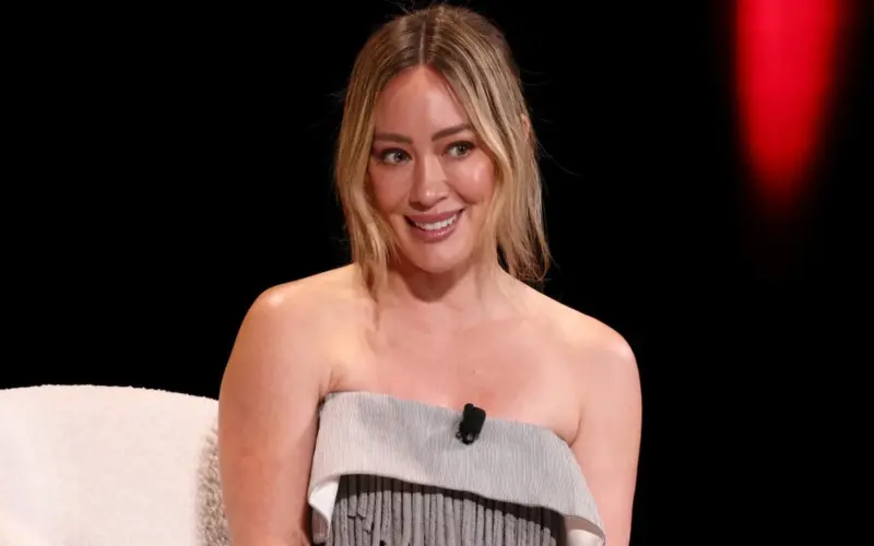 شوهدت هيلاري داف ببنطال Adidas الرياضي الصغير