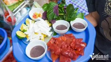 طبق يُنعش في الأجواء الحارة في هانوي، ولا يزال مذاقه المثير للجدل يجذب الزبائن.